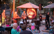 Live-Musikauftritt im Ferienpark Huttopia Oléron les Pins, Familien genießen einen entspannten Abend.