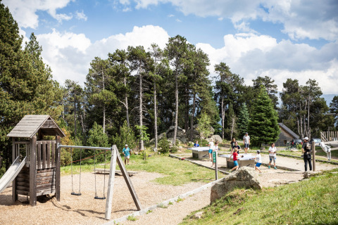 Niños jugando en un parque infantil al aire libre en Huttopia Font-Romeu en Occitanie, Francia.