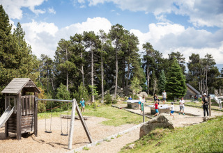 Bambini che giocano all'aperto nel parco giochi di Huttopia Font-Romeu in Occitania, Francia.