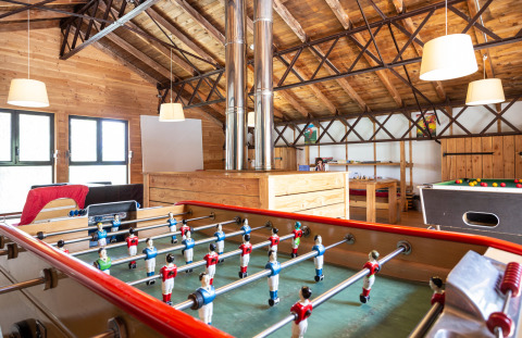 Speelruimte met tafelvoetbal en biljarttafel in Huttopia Font-Romeu vakantiepark, Occitanië, Frankrijk.