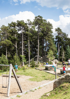 Niños jugando en el parque infantil del complejo vacacional Huttopia Font-Romeu en Occitania, Francia.