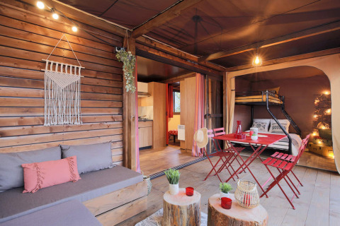 Interieur van de Arizona safaritent in Huttopia Oléron les Pins, Frankrijk, gezellig en rustiek ingericht.