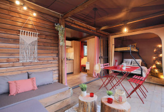 Interieur van de Arizona safaritent in Huttopia Oléron les Pins, Frankrijk, gezellig en rustiek ingericht.