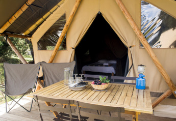 Buiten eettafel aan een Canadese safaritent bij Huttopia Font-Romeu in Frankrijk.