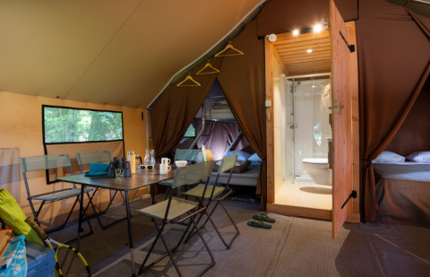 Interno di una spaziosa tenda safari Trappeur presso Huttopia Font-Romeu in Francia, con comfort moderni.