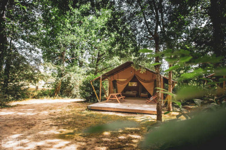 Glamping tent in het bos bij Huttopia Vallée du Lot vakantiepark in Nouvelle-Aquitaine, Frankrijk.