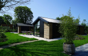 Moderne Lodge Velthorst am Kagerplassen in den Niederlanden mit großer Fensterfront und Garten.