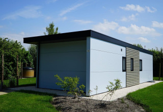 Moderne Lodge Cube la Mer Wellness am Kagerplassen in den Niederlanden mit Garten und flachem Dach