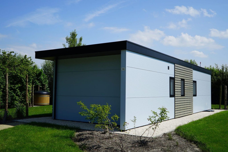 Moderne Lodge Cube la Mer Wellness am Kagerplassen in den Niederlanden mit Garten und flachem Dach