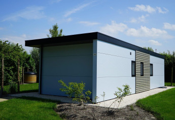 Modulo abitativo Cube la Mer Wellness con giardino e tetto piano a Kagerplassen, Paesi Bassi, giornata soleggiata