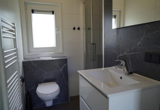 Modernes Badezimmer mit Hänge-WC, Dusche und Waschtisch im Cube la Mer Wellness, Kagerplassen, Niederlande.