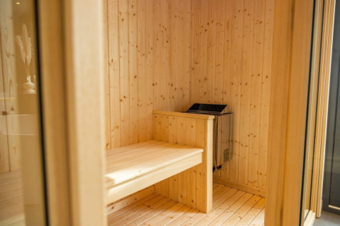 Interni di una moderna sauna in legno presso Cube la Mer Wellness a Kagerplassen, Paesi Bassi.