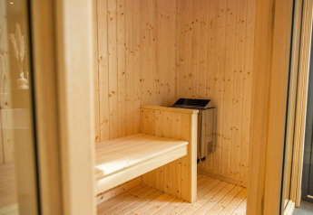 Interior de una moderna sauna de madera en Cube la Mer Wellness en Kagerplassen, Países Bajos, vista por la puerta.