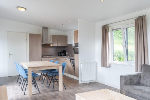 Moderne keuken en eetruimte in Pavilion aan de Kagerplassen, Nederland, met lichte houten meubels.