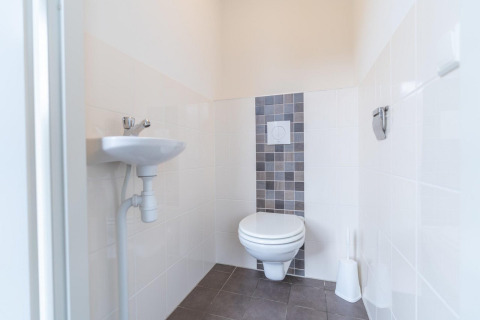 Modernes Badezimmer mit Wandtoilette und kleinem Waschbecken im Pavilion at Kagerplassen, Niederlande.
