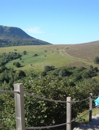 Excursionista observa el paisaje de colinas verdes cerca de Royat en Auvergne-Rhône-Alpes, Francia.