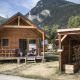 Montana Chalet træhytte i bjergene med to personer, der slapper af på verandaen om sommeren.