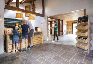 Onthaal in vakantiepark Huttopia Bourg Saint-Maurice met gezinnen en wijnrekje, Auvergne-Rhône-Alpes, Frankrijk.