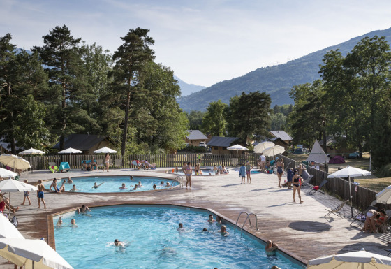 Vakantiegangers genieten van de zwembaden in Huttopia Bourg Saint-Maurice, Auvergne-Rhône-Alpes, Frankrijk.