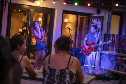 Actuación en vivo con una cantante y guitarrista en Huttopia Bourg Saint-Maurice, parque vacacional en Francia.
