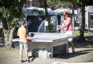 Twee personen spelen tafeltennis buiten aan Huttopia Bourg Saint-Maurice, Auvergne-Rhône-Alpes, Frankrijk.