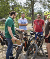 Personas descubren bicicletas eléctricas en Huttopia Bourg Saint-Maurice, un parque vacacional en Auvernia-Ródano-Alpes.
