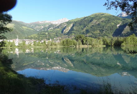 Impresionante paisaje montañoso y lago cristalino cerca de Bourg-Saint-Maurice, Auvernia-Ródano-Alpes, Francia.
