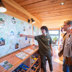 Personal brinda consejos turísticos a visitantes en Huttopia Meursault, Bourgogne-Franche-Comté, Francia.