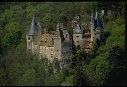 Un castillo medieval rodeado de bosque cerca de Meursault, Bourgogne-Franche-Comté, Francia.