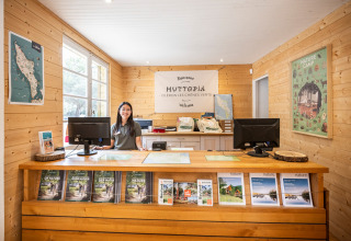 Receptioniste achter de balie in Huttopia Oléron Les Chênes Verts vakantiepark in Nouvelle-Aquitaine, Frankrijk.