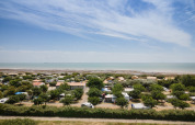 Vue du parc de vacances Huttopia Côte Sauvage sur la côte de Nouvelle-Aquitaine, France, avec mer et hébergements.