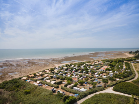 Vista aérea del parque vacacional Huttopia Côte Sauvage junto al mar en Nouvelle-Aquitaine, Francia.