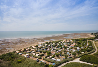 Luftfoto af campingområdet Huttopia Côte Sauvage ved kysten i Nouvelle-Aquitaine, Frankrig, med havudsigt.