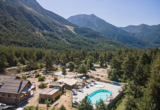 Vakantiepark Huttopia la Clarée in Provence-Alpes-Côte d’Azur, Frankrijk, met zwembad en uitzicht op bergen.