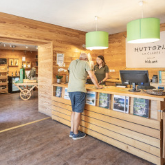 Recepción del parque vacacional Huttopia la Clarée en Provenza-Alpes-Costa Azul, Francia, con decoración de madera.