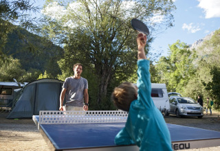 Zwei Personen spielen Tischtennis im Freien auf einem Campingplatz in Provence-Alpes-Côte d’Azur, Frankreich.