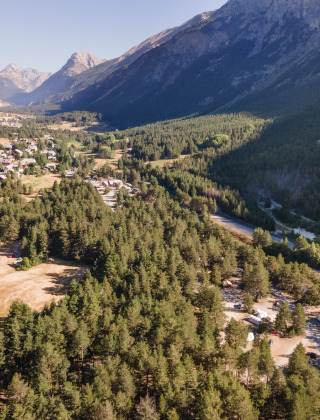 Vista aérea de Val-Des-Près rodeado de bosques y montañas en Provence-Alpes-Côte d’Azur, Francia.