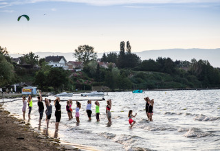 Un gruppo di persone fa esercizi nell’acqua a Camping La Pinède - Excenevex in Auvergne-Rhône-Alpes, Francia.