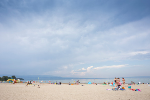 Escena de playa en Camping La Pinède - Excenevex, parque vacacional en Auvernia-Ródano-Alpes, Francia.