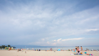 Escena de playa en Camping La Pinède - Excenevex, parque vacacional en Auvernia-Ródano-Alpes, Francia.