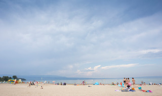 Escena de playa en Camping La Pinède - Excenevex, parque vacacional en Auvernia-Ródano-Alpes, Francia.