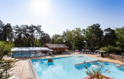 Udendørs swimmingpool og afslapningsområde ved Camping La Pinède - Excenevex i Auvergne-Rhône-Alpes, Frankrig.