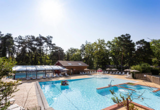 Udendørs swimmingpool og afslapningsområde ved Camping La Pinède - Excenevex i Auvergne-Rhône-Alpes, Frankrig.