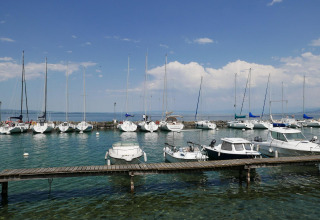 Segelboote und Motorboote am Steg im Ferienpark Camping La Pinède - Excenevex, Auvergne-Rhône-Alpes, Frankreich.