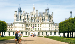 Una familia se toma selfies frente al majestuoso Castillo de Chambord cerca de Bracieux, en Centre-Val de Loire, Francia.