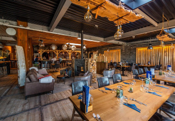 Interno del lodge L-Pavilion a Poort van Zeeland nei Paesi Bassi, arredato in legno e atmosfera accogliente.