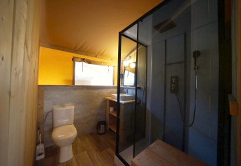 Bagno in tenda safari a Lodgetent De Zanding nei Paesi Bassi, con servizi igienici, doccia e lavabo.