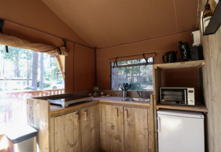 Innenansicht einer Safari-Zeltküche in der Lodgetent auf De Zanding in den Niederlanden, mit Geräten.