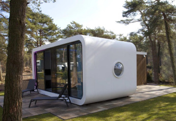 Moderne lodge Modus L bij De Zanding in Nederland, omringd door bos en glazen wanden.