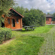 Grønne områder med picnicbord og træhytter på Urban-Gardens Ieper, Basic log cabin, i Belgien.